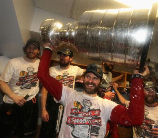 Brandon Saad # 20 de los Chicago Blackhawks celebra con la Copa Stanley