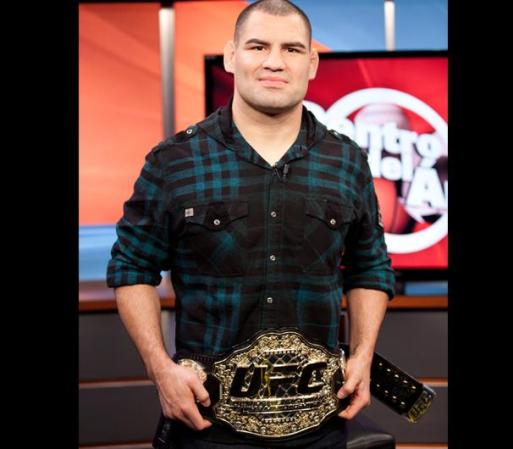 Cain Velasquez, campeón de la UFC, visita los estudios de Telemundo Chicago.