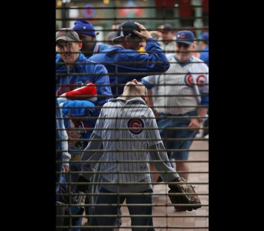 Fanáticos llegaron al legendario estadio Wrigley Field desde horas antes del partido.