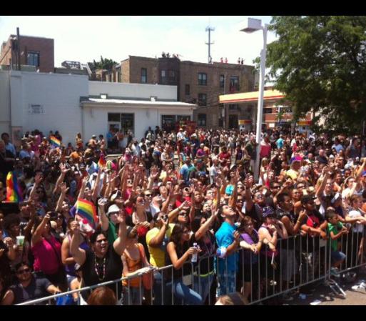 Se estima que unas 850,000 personas asistieron al Desfile de Orgullo Gay 2012 de Chicago, haciéndolo el más concurrido de sus 42 años de historia.