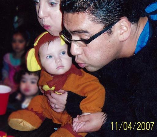 La familia Guzmán celebrando Halloween, que es el mismo día del cumpleaños de su más joven integrante.<br /><br /><br /> Sección especial: Halloween<br />