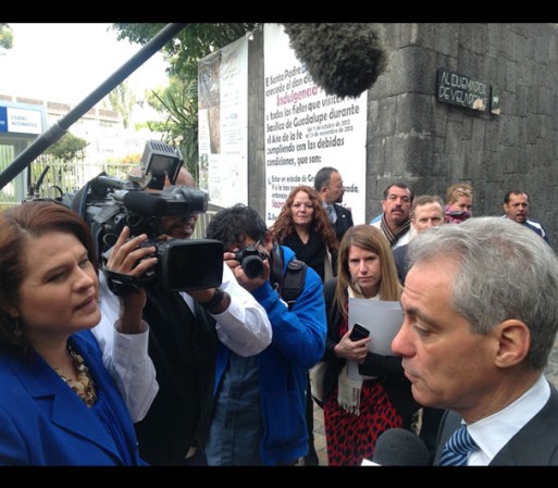 Alba Mendiola habla con Rahm Emanuel, durante su visita a la ciudad de México.