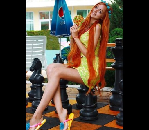 Alina era muy amiga de la Barbie Humana Valeria Lukyanov, pero diferentes puntos de vista arruinaron su amistad y las dos Barbies ya no se hablan.