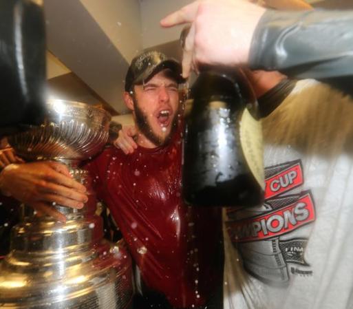 Jonathan Toews # 19 de los Chicago Blackhawks celebra con la Copa Stanley