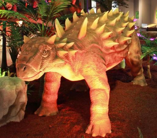 Los visitantes no solo podrán divertirse con los gigantescos robots, pero también aprenderán de plantas y flores prehistóricas y fósiles.