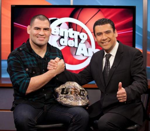 Cain Velasquez, campeón de la UFC, visita los estudios de Telemundo Chicago.
