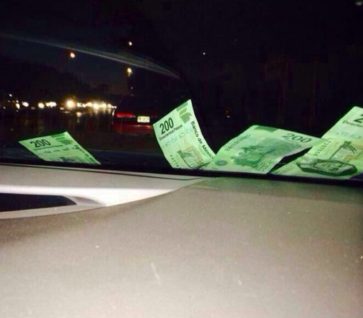 Y así presuntamente quedaron los automóviles cubiertos de dinero.