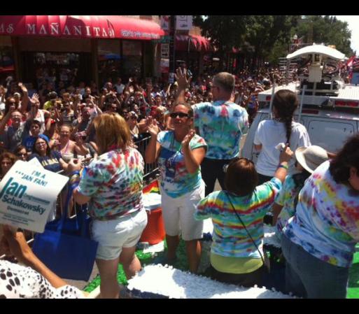 Se estima que unas 850,000 personas asistieron al Desfile de Orgullo Gay 2012 de Chicago, haciéndolo el más concurrido de sus 42 años de historia.