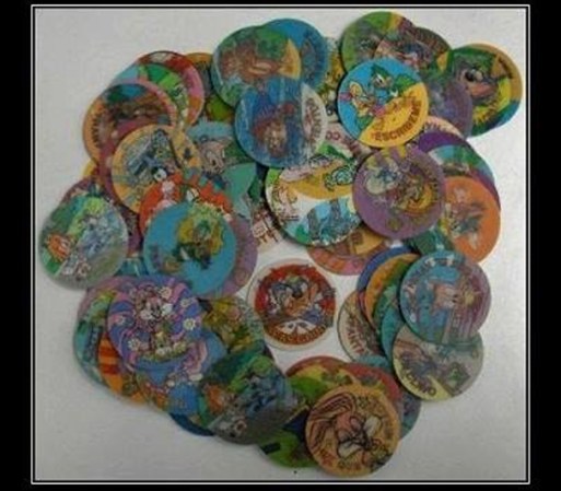 Los tazos de pokémon, looney tunes, caballeros del zodiaco entre muchas otras caricaturas.
