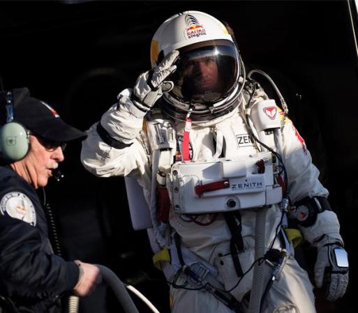El piloto Felix Baumgartner en camino a la cápsula "Red Bull Stratos"