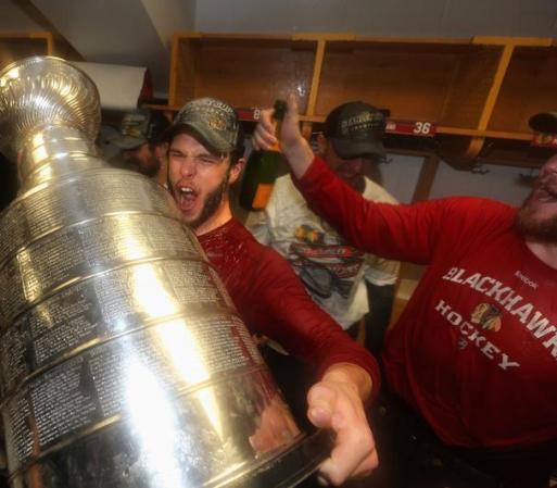 Locura y celebración en los vestidores de los Blackhawks
