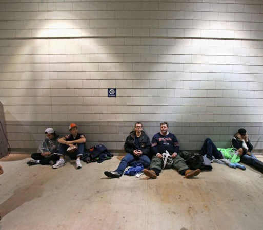 Se ordenó que los espectadores se guarecieran y los jugadores se dirigieron a los vestuarios, en medio de la lluvia y el vendaval que azotaba el Soldier Field.