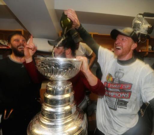 Marian Hossa #81 de los Chicago Blackhawks, vierte champagne en la Copa Stanley