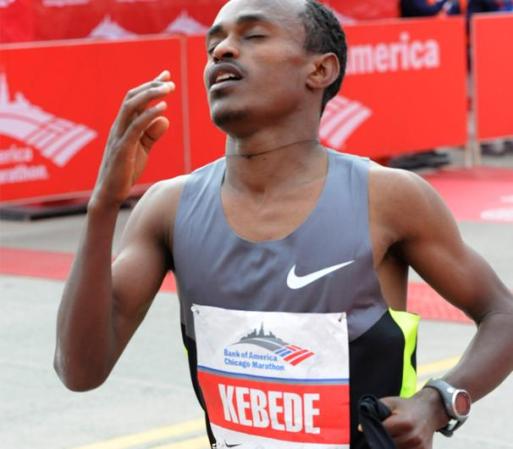 7 de Octubre 2012 - Tsegaye Kebede de Etiopía y Rita Jeptoo de Kenia terminan en primer lugar de la categoría masculina, en la Maratón de Chicago 2012 presentado por Bank of America.