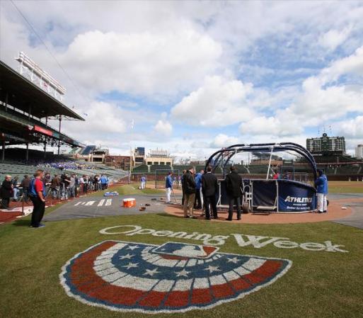 Los Chicago Cubs enfrentan a los Brewers de Milwaukee, en su partido de apertura de temporada en el estadio Wrigley Field.