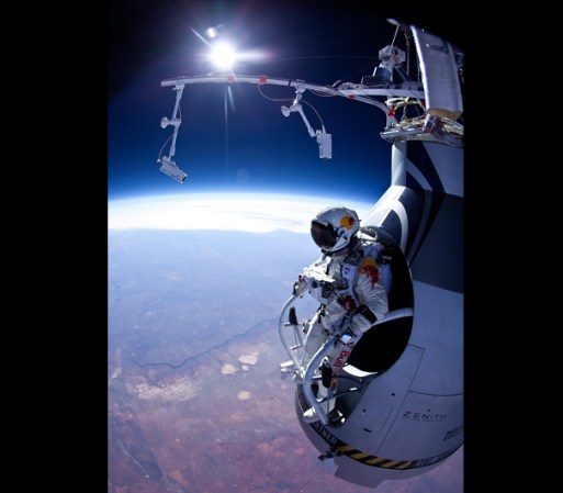 El 15 de marzo del 2012, a manera de ensayo, Felix Baumgartner se lanza desde una altitud de 71,000 pies, hacia la Tierra.