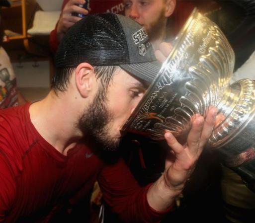 Jonathan Toews toma de la Copa Stanley.