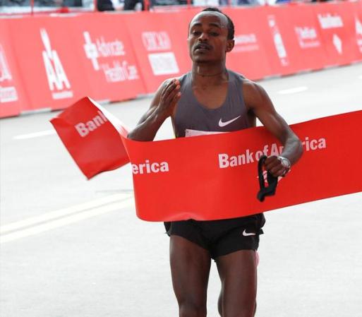 7 de Octubre 2012 - Tsegaye Kebede de Etiopía y Rita Jeptoo de Kenia terminan en primer lugar de la categoría masculina, en la Maratón de Chicago 2012 presentado por Bank of America.
