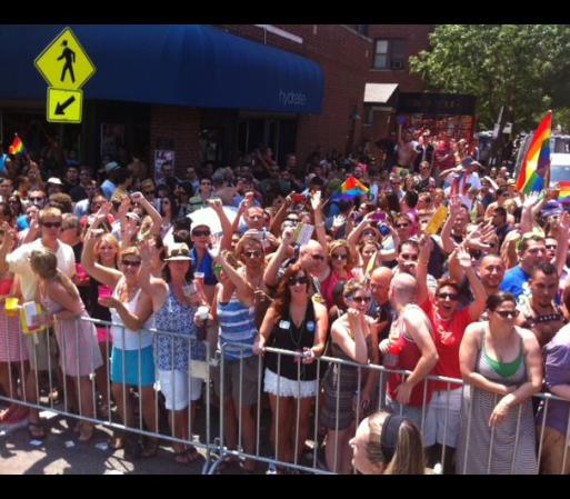 Se estima que unas 850,000 personas asistieron al Desfile de Orgullo Gay 2012 de Chicago, haciéndolo el más concurrido de sus 42 años de historia.