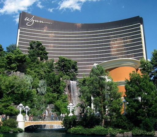 7. Wynn Las Vegas: Este lujoso hotel y casino en el corazón de Las Vegas tuvo un costo de $2,700 millones de dólares. En este hotel lo tienes todo, desde casinos, centros de convenciones, centros nocturnos, espectáculos de entretenimiento entre muchos otros.