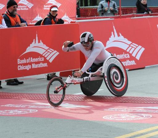 7 de Octubre 2012 - Josh Cassidy de Toronto Canadá gana en silla de ruedas la categoría masculina en la Maratón de Chicago 2012 presentado por Bank of America.