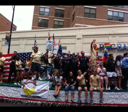 Se estima que unas 850,000 personas asistieron al Desfile de Orgullo Gay 2012 de Chicago, haciéndolo el más concurrido de sus 42 años de historia.