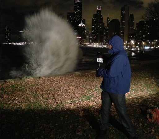 Alfonso Gutierrez reportando desde la orilla del lago.