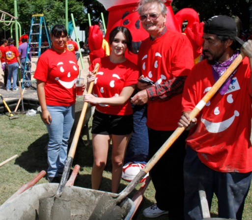 Dulce María se une a Kool-Aid y Kaboom para construir un parque infantil en Lynwood, CA