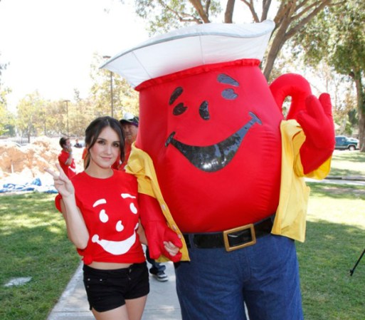Dulce María se unió a Kool-Aid y Kaboom para construir un parque infantil en Lynwood, CA