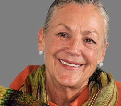 Alice Walton, de 63 años de edad, y también de la familia de los propietarios de Walmart, tiene $26,300 millones de dólares.<br /><br /><br />Fuente: Forbes