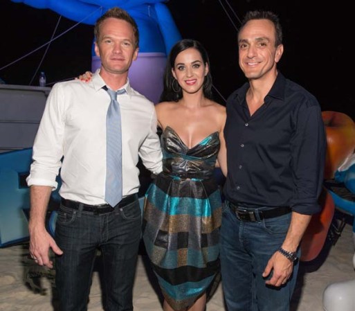 Katy Perry estuvo alado de sus compañeros actores Hank Azaria y Neil Patrick Harris.