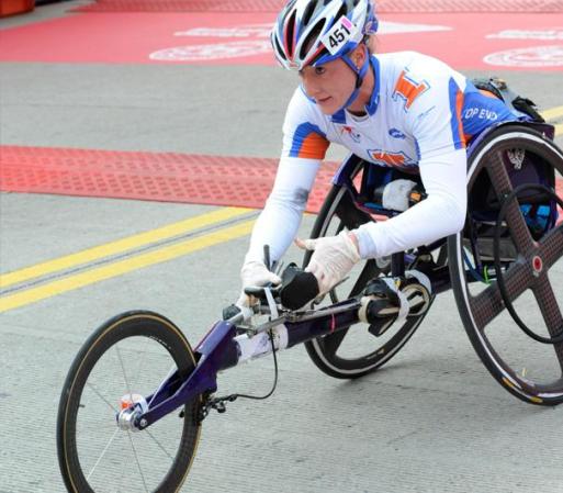7 de Octubre 2012 - Tatyana McFadden de Champaign IL., gana en silla de ruedas la categoría femenil en la Maratón de Chicago 2012 presentado por Bank of America.