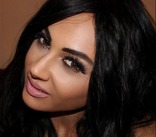Aquí más fotos de la doble de Kim Kardashian.