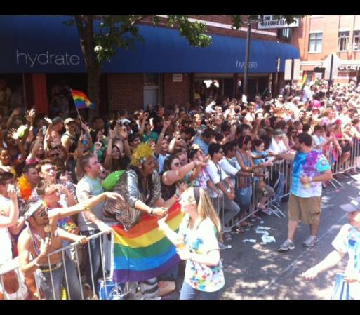 Se estima que unas 850,000 personas asistieron al Desfile de Orgullo Gay 2012 de Chicago, haciéndolo el más concurrido de sus 42 años de historia.
