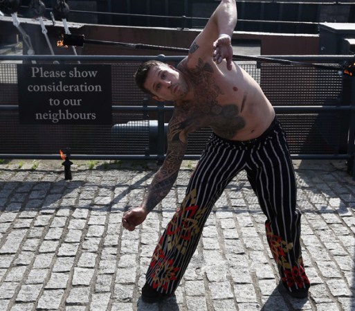 Un hombre tatuado danza durante la convención.
