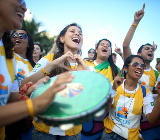 Feligreses a lo largo del malecón de la Playa de Ipanema, en donde se espera que 1.5 millones de personas acudan durante la visita del Papa Francisco, esta semana.