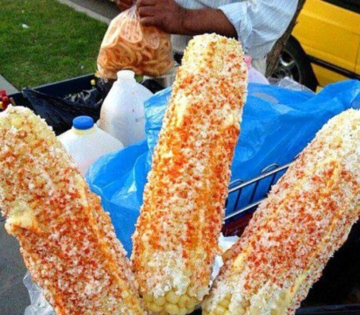 El elote con queso, mayonesa, chile, limón y sal al salir de misa los domingos.