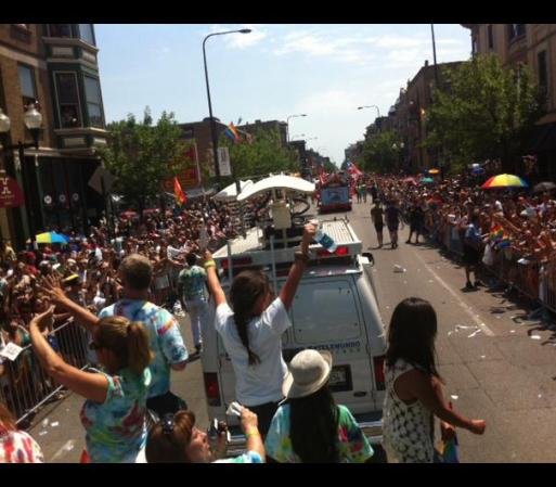 Se estima que unas 850,000 personas asistieron al Desfile de Orgullo Gay 2012 de Chicago, haciéndolo el más concurrido de sus 42 años de historia.