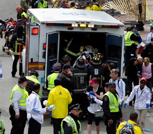 ABRIL 15, BOSTON - Dos explosiones sacudieron este lunes la línea de meta del maratón de Boston, causando la muerte a un número no determinado de personas e innumerables heridos.