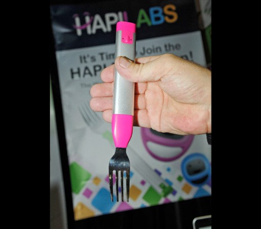 HAPIfork es un tenedor electrónico que da seguimiento a los hábitos alimenticios de los usuarios.