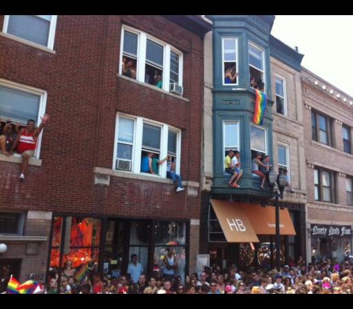 Se estima que unas 850,000 personas asistieron al Desfile de Orgullo Gay 2012 de Chicago, haciéndolo el más concurrido de sus 42 años de historia.