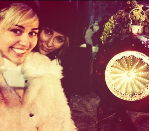 “Mi mamá esta tan bonita” @Mileycyrus.