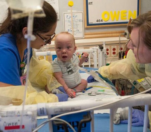 El hospital anunció que los bebés están respirando por su cuenta pero que continúan siendo alimentados a través de tubos en el abdomen.