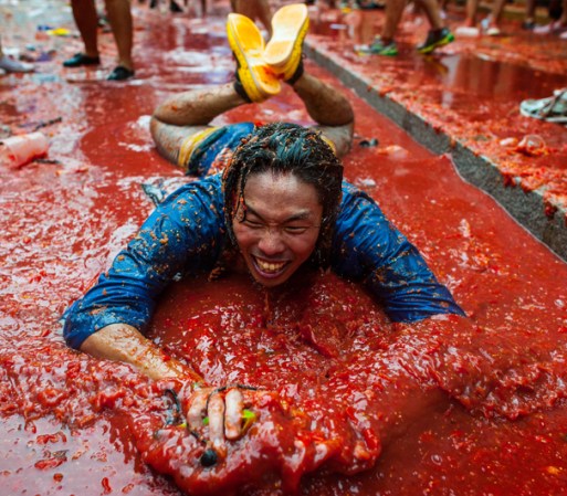 La fiesta española nació en 1945 como una broma entre amigos, que se lanzaron tomates durante un desfile de gigantes y cabezudos, celebración que se mantuvo durante años hasta que en 1980 el Ayuntamiento decidió organizarla oficialmente.<br />Fuente: EFE