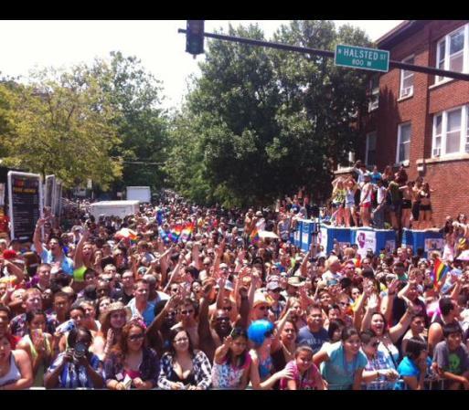 Se estima que unas 850,000 personas asistieron al Desfile de Orgullo Gay 2012 de Chicago, haciéndolo el más concurrido de sus 42 años de historia.