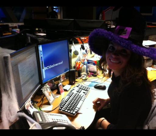 Miriam Lopez, productora del Noticiero Telemundo Chicago, haciendo su embrujo de Halloween.
