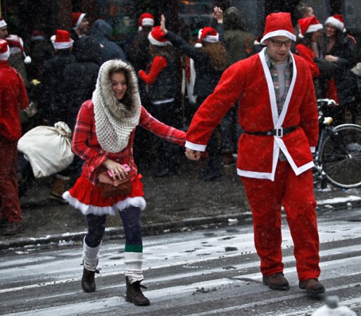 Las calles de Manhattan se visten de rojo en el día anual de SantaCon.