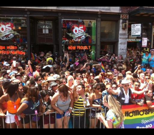 Se estima que unas 850,000 personas asistieron al Desfile de Orgullo Gay 2012 de Chicago, haciéndolo el más concurrido de sus 42 años de historia.