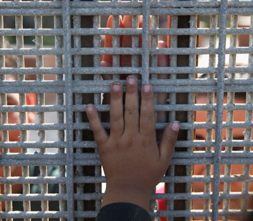 El único recurso de las familias divididas es verse a través de unos barrotes durante los fines de semana.