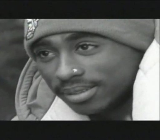 El rapero estadounidense Tupac Amaru Shakur (1971-1996) ha sido una de las figuras más controvertibles del género urbano. Tras múltiples polémicas con la ley y con otros raperos, murió a los 25 años luego de ser baleado en un drive-by en Las Vegas, Nevada.